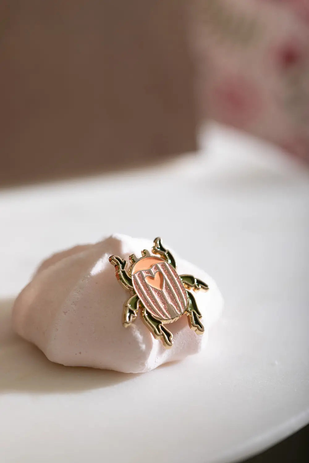 all-the-ways-to-say-duo-scarab-e-pins-emaille-k-fer-rosa image 4