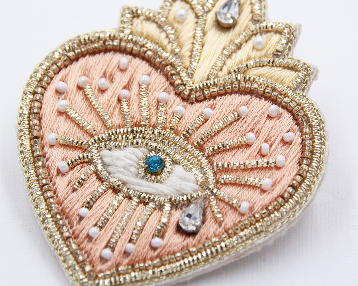 all-the-ways-to-say-ex-voto-brosche-bestickt-perlen-gold image 3