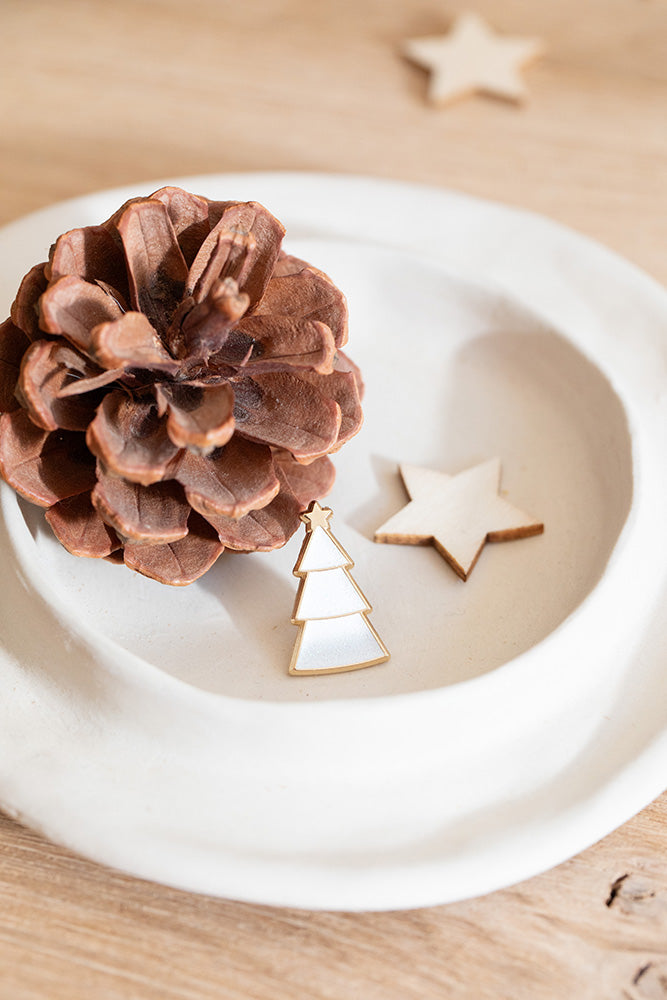 all-the-ways-to-say-white-christmas-tree-pin-anstecker-wei-emaille image 2