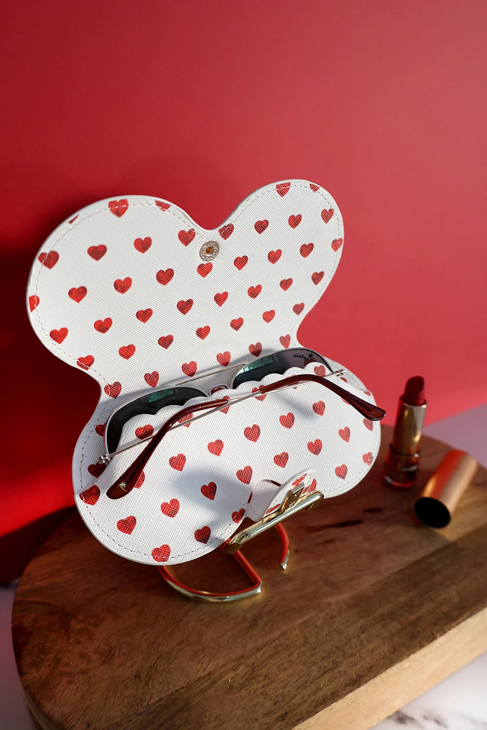 all-the-ways-to-say-clip-case-red-hearts-brillenetui-herzen image 3