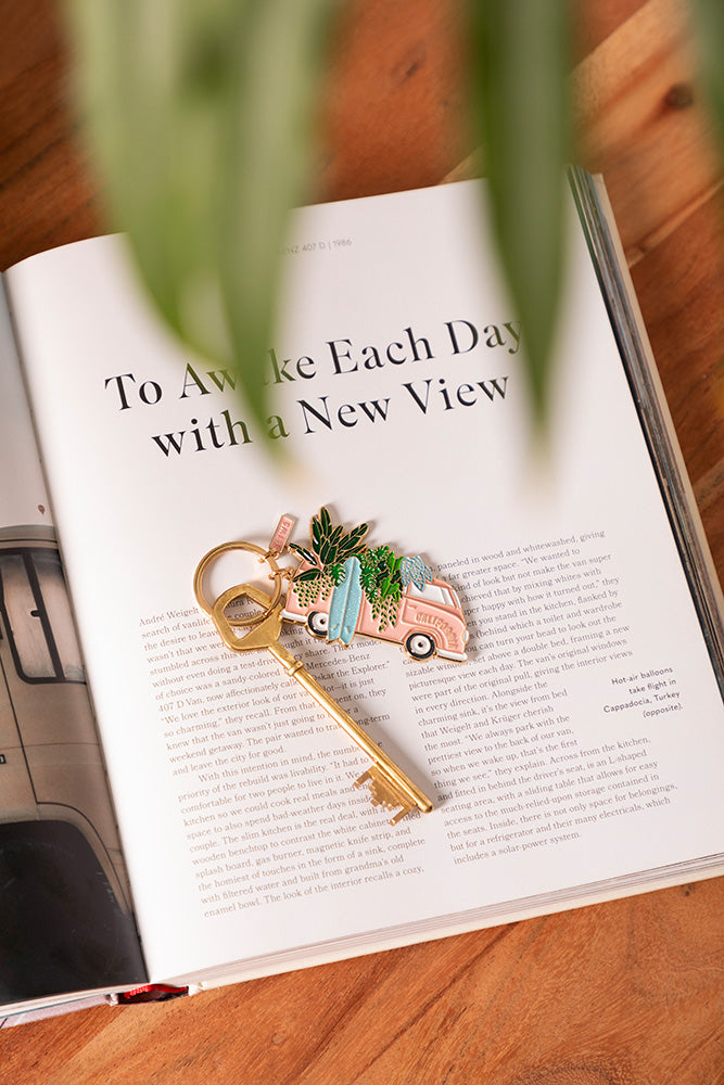 all-the-ways-to-say-surf-van-schl-sselanh-nger-emaille-gold-68mm image 3