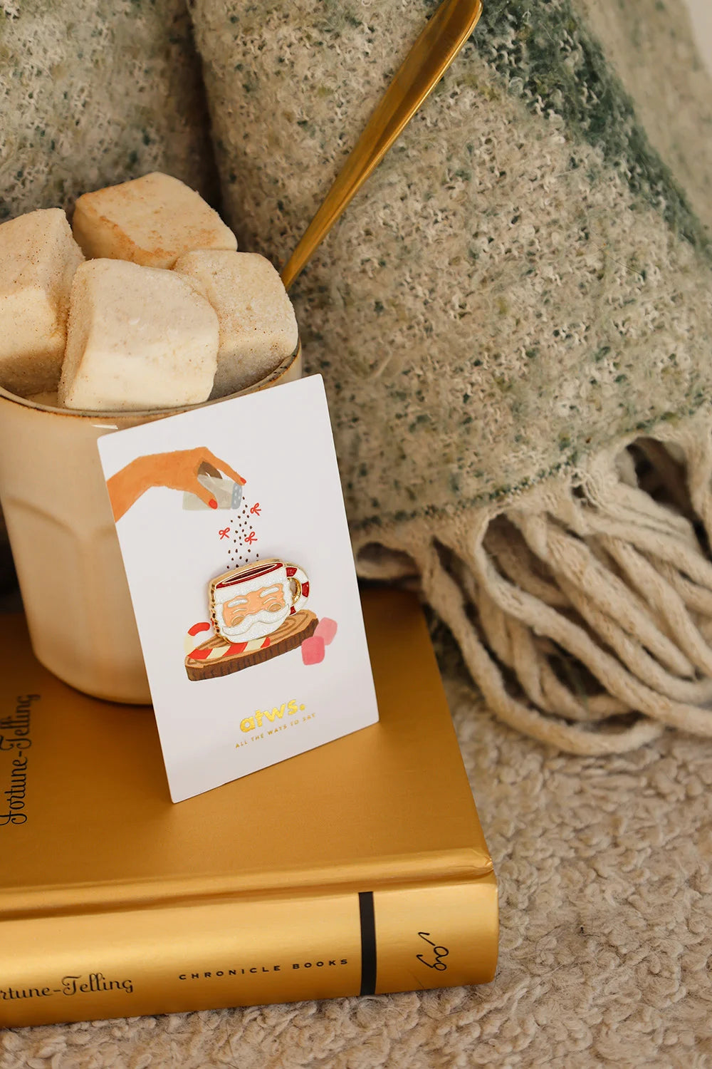 all-the-ways-to-say-santa-cup-pin-emaille-weihnachten-24-mm image 4