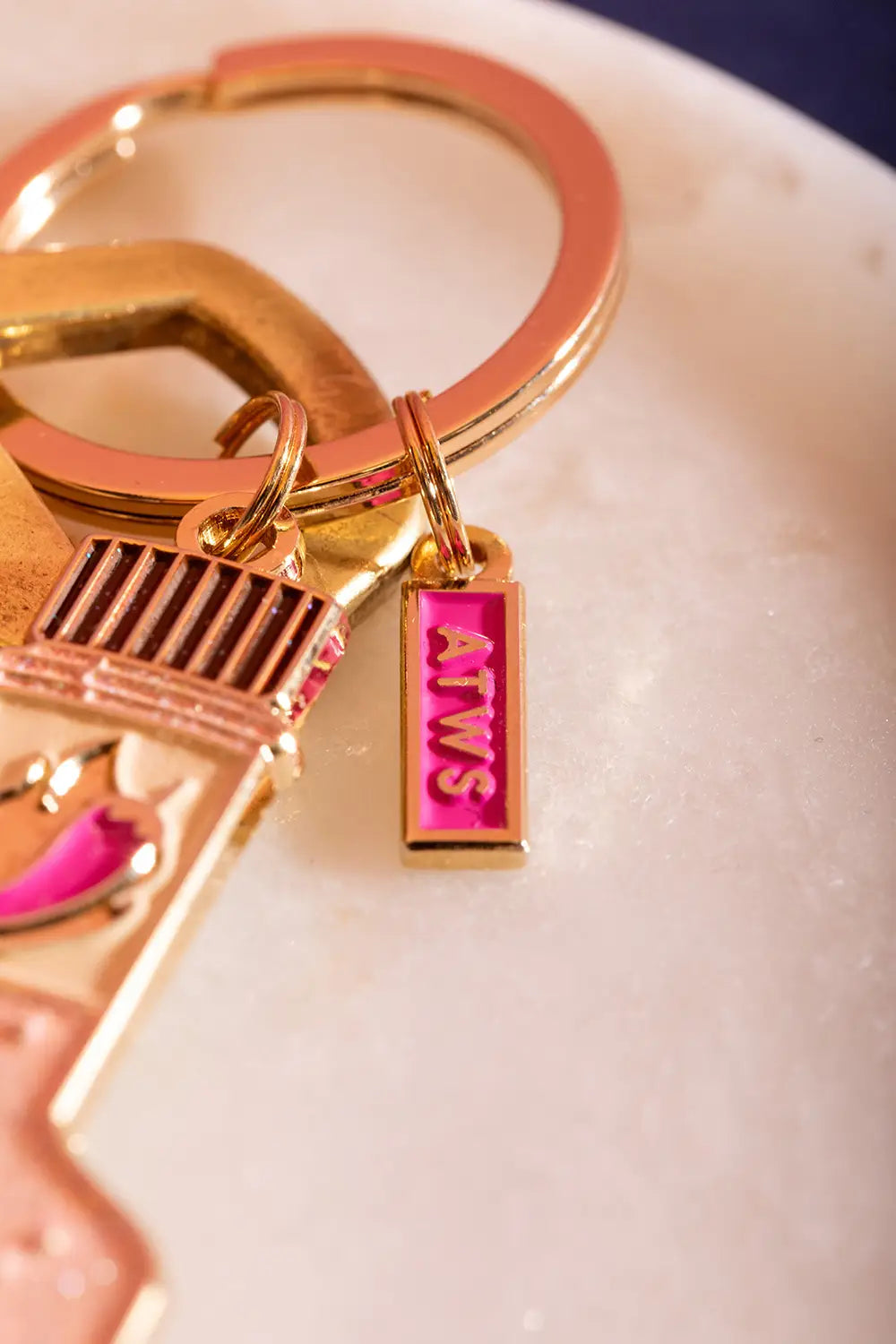 all-the-ways-to-say-spicy-hot-schl-sselanh-nger-pink-gold-emaille image 4