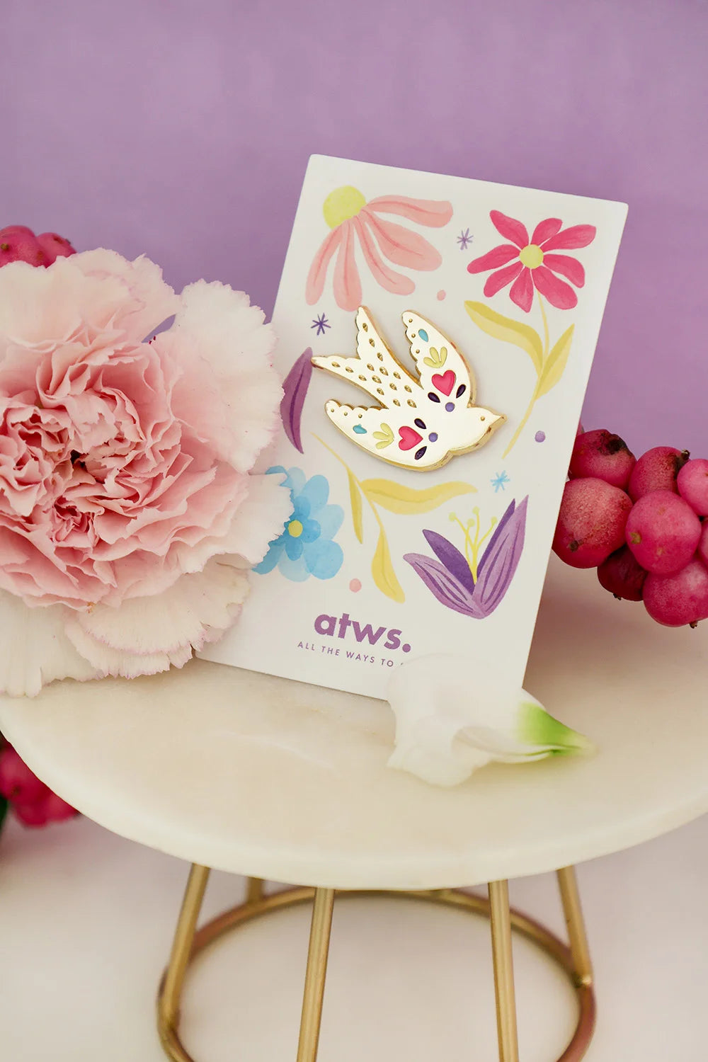 all-the-ways-to-say-lovebird-pin-emaille-gold-34-mm image 3