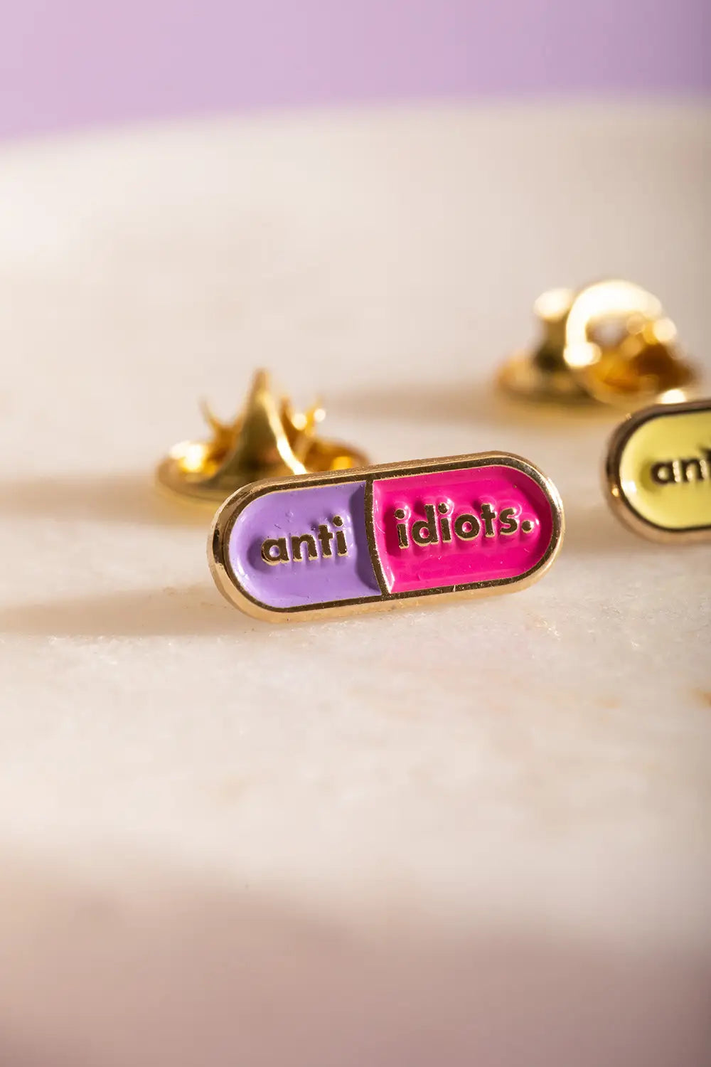 all-the-ways-to-say-anti-idiots-duo-pins-emaille-kapsel-gold image 3