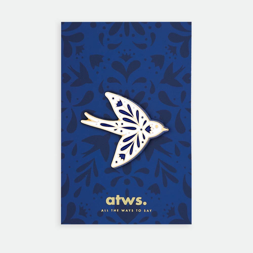 all-the-ways-to-say-swallow-pin-anstecker-gold-emaille-schwalbe image 1