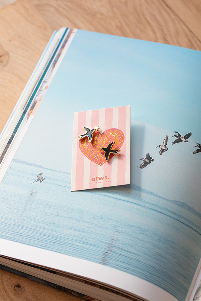 all-the-ways-to-say-swallows-duo-pin-emaille-schwalben image 3