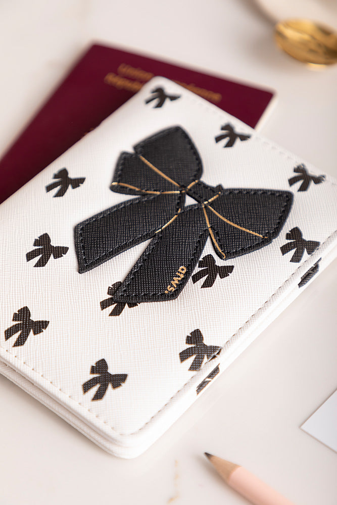 all-the-ways-to-say-black-bow-travel-set-reisepassh-lle-2tlg image 2