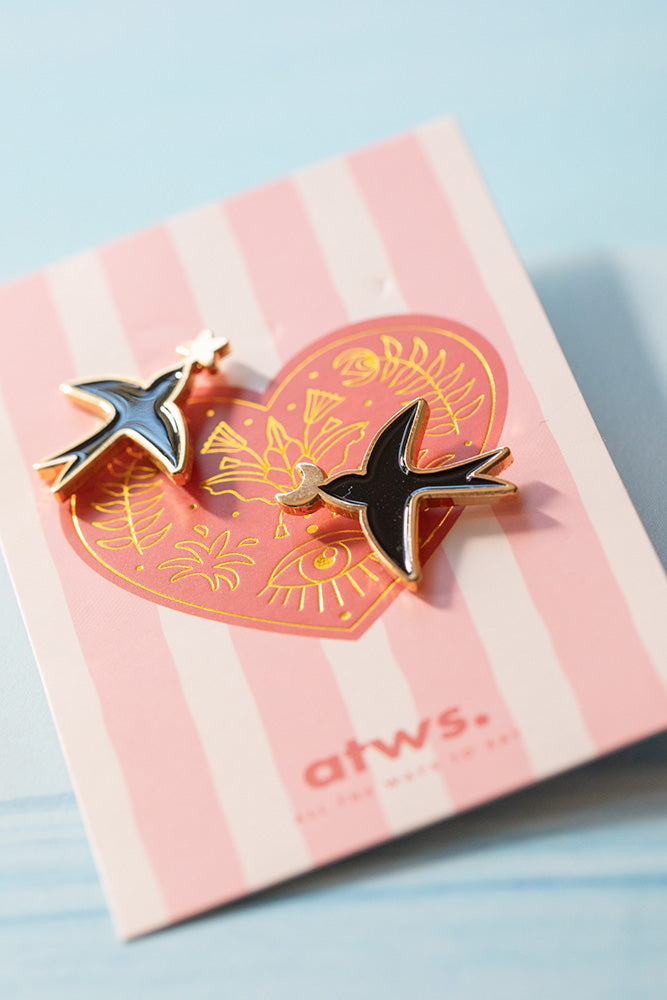 all-the-ways-to-say-swallows-duo-pin-emaille-schwalben image 2