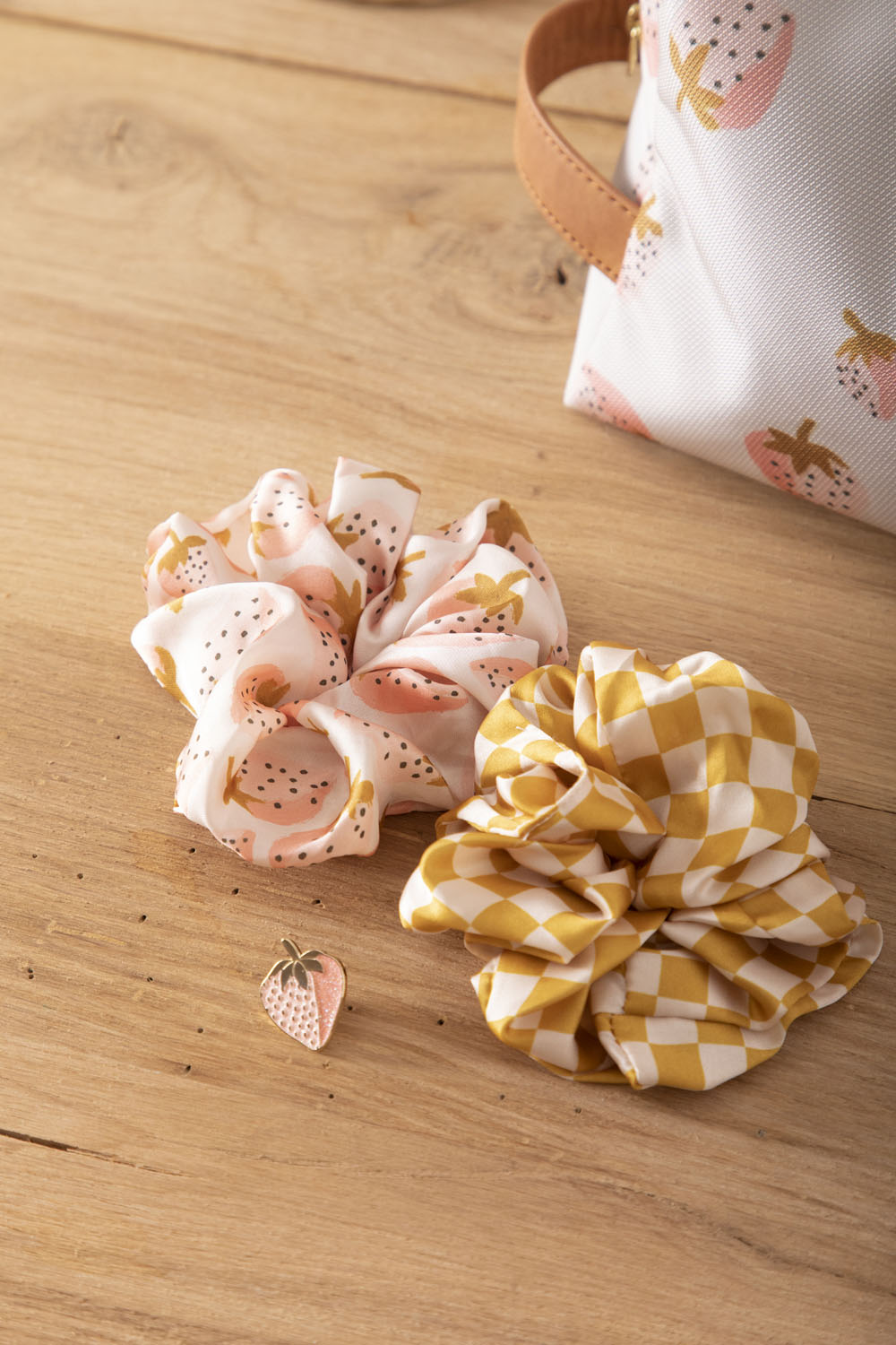 all-the-ways-to-say-strawberry-emaille-pin-erdbeere-gold image 3