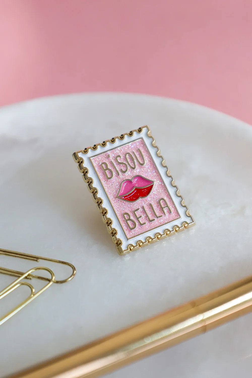 all-the-ways-to-say-bisou-bella-pin-emaille-kussmund-19mm image 3