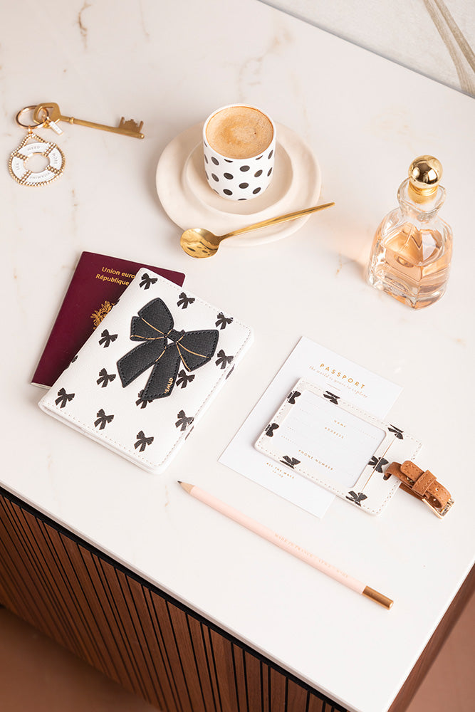 all-the-ways-to-say-black-bow-travel-set-reisepassh-lle-2tlg image 4