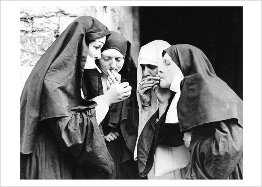 pomegranate-smoking-nuns-postkarte-humor-vintage-motiv image 1