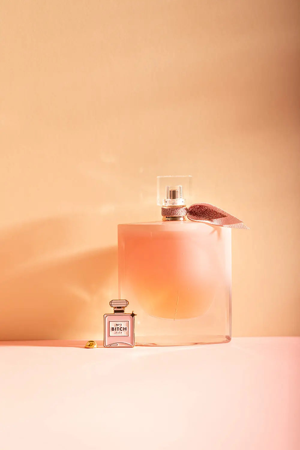 all-the-ways-to-say-n-1-bitch-pin-parfumflasche-gold-emaille-26x40mm image 3