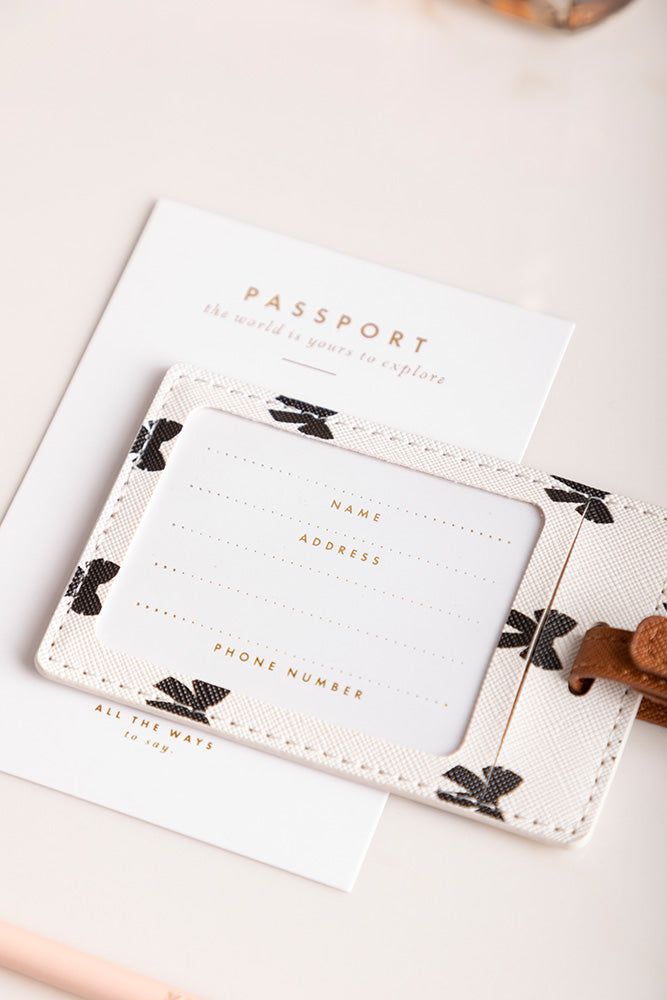 all-the-ways-to-say-black-bow-travel-set-reisepassh-lle-2tlg image 3