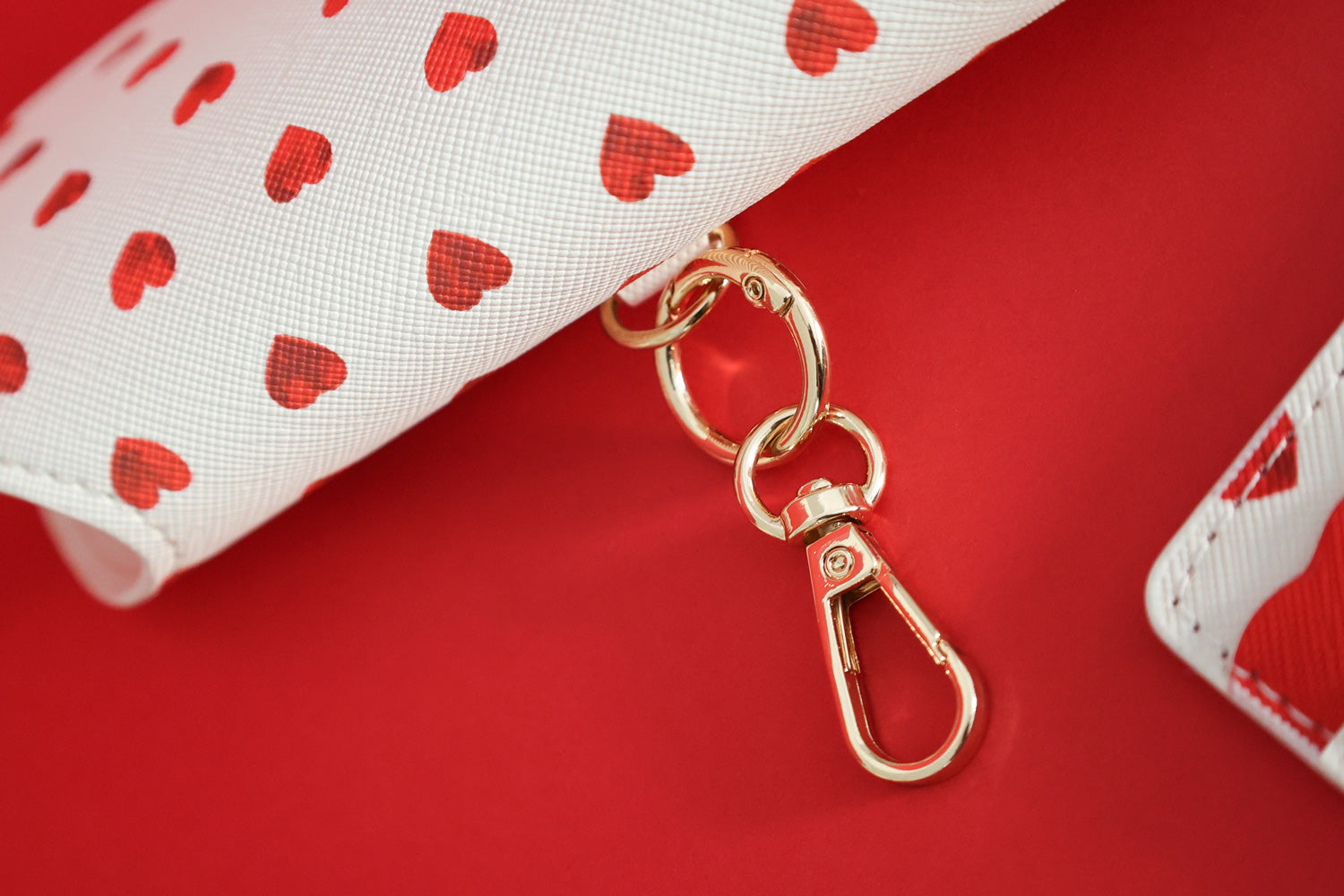 all-the-ways-to-say-clip-case-red-hearts-brillenetui-herzen image 6