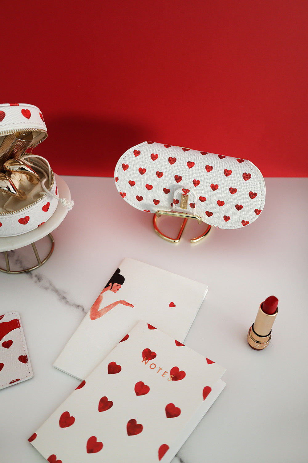 all-the-ways-to-say-clip-case-red-hearts-brillenetui-herzen image 7