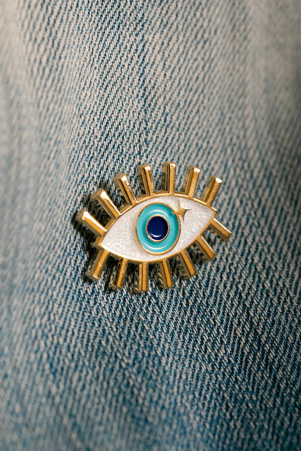 all-the-ways-to-say-blue-eye-emaille-pin-gold-blaues-auge image 2