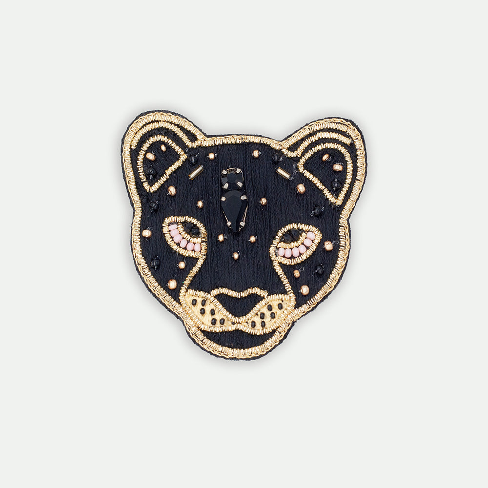 all-the-ways-to-say-black-leopard-brosche-gestickt image 1