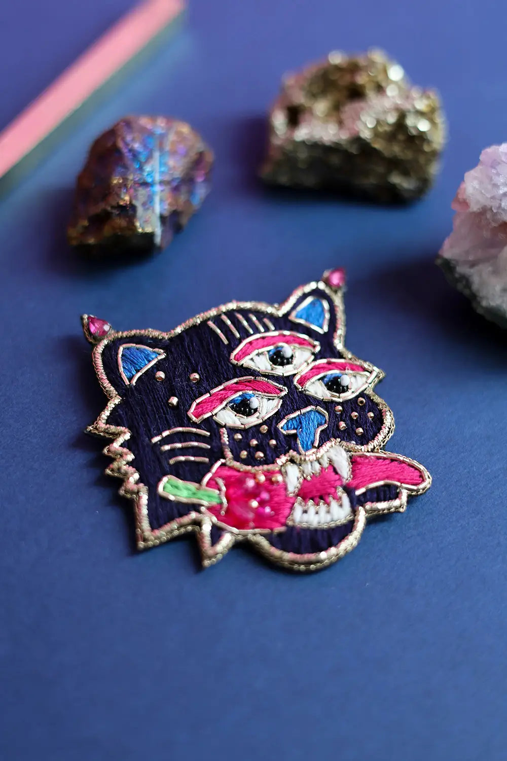all-the-ways-to-say-mexican-tiger-brosche-handgestickt-65mm image 6