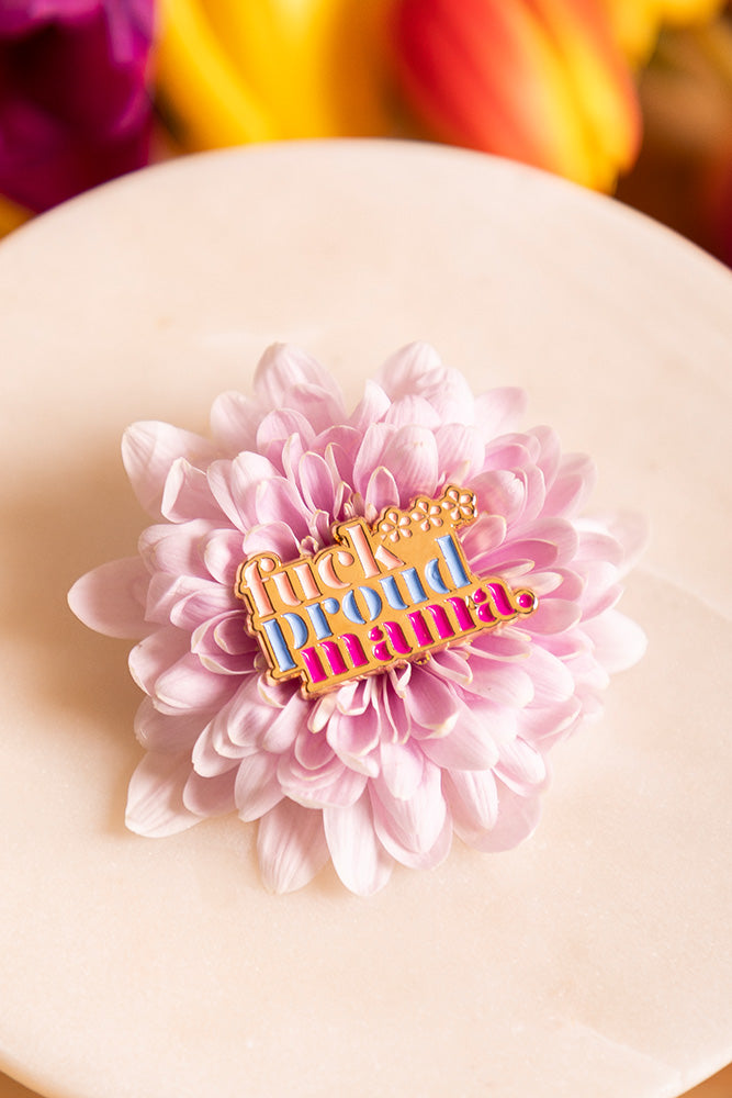 all-the-ways-to-say-proud-mama-pin-anstecker-emaille-23x27mm image 3