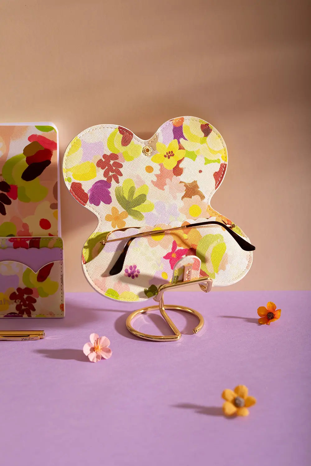 all-the-ways-to-say-clip-case-spring-sweets-brillenetui-floral image 4