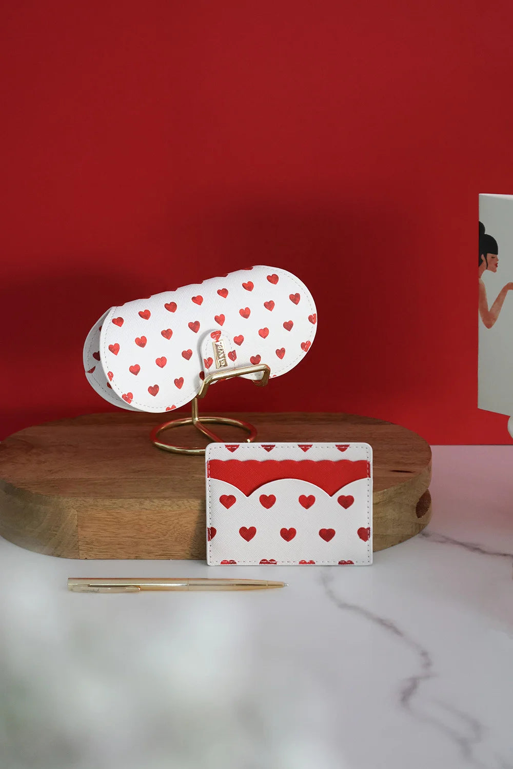 all-the-ways-to-say-clip-case-red-hearts-brillenetui-herzen image 2