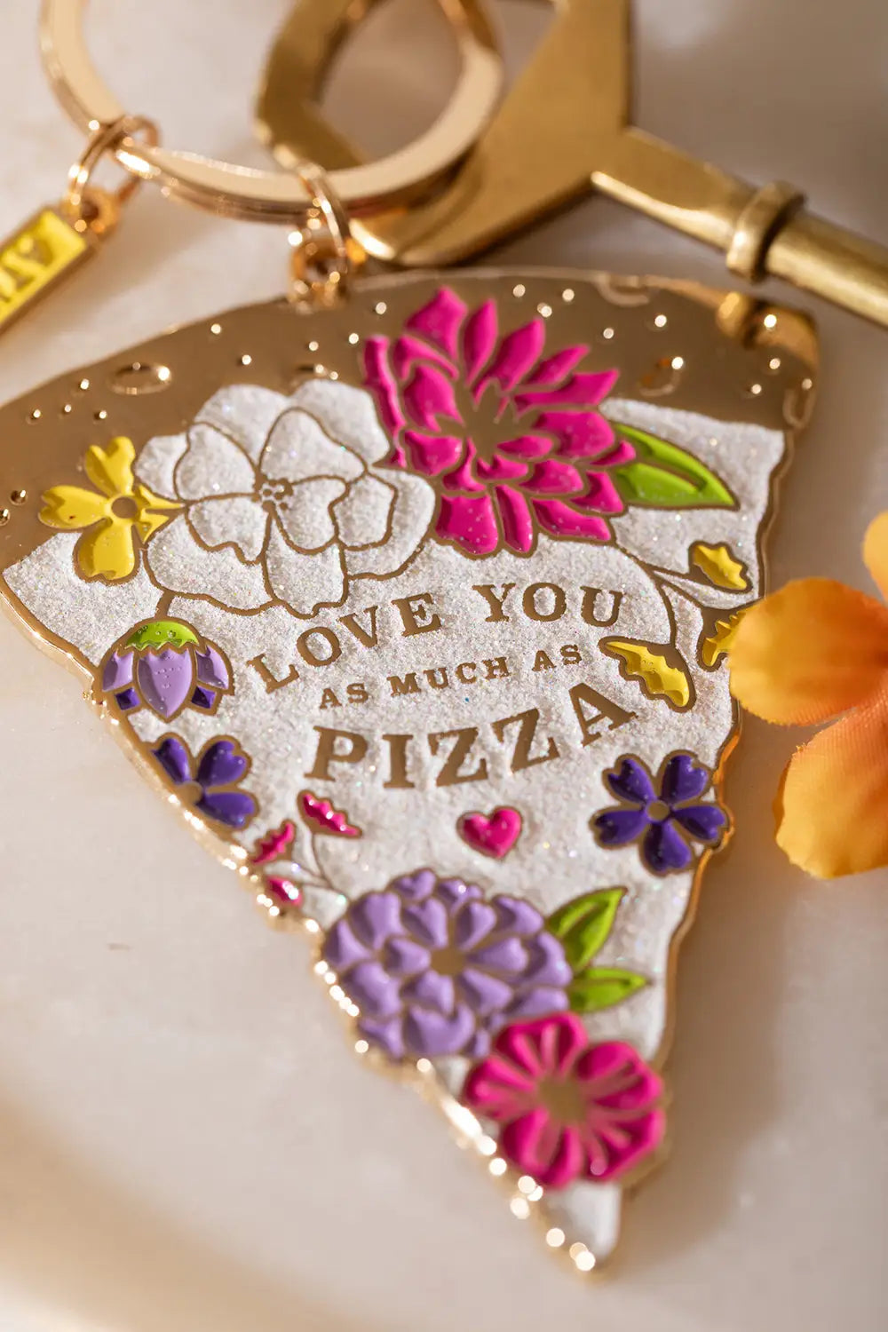 all-the-ways-to-say-pizza-schl-sselanh-nger-gold-emaille image 3