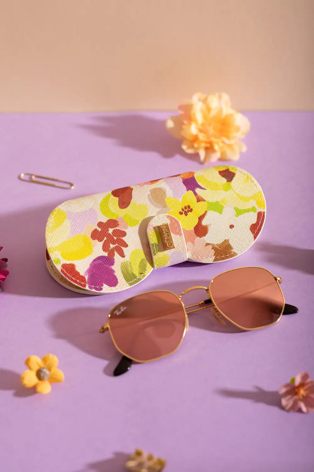 all-the-ways-to-say-clip-case-spring-sweets-brillenetui-floral image 2