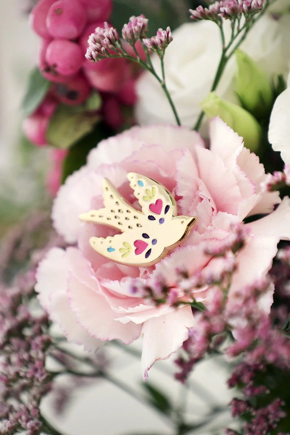 all-the-ways-to-say-lovebird-pin-emaille-gold-34-mm image 2