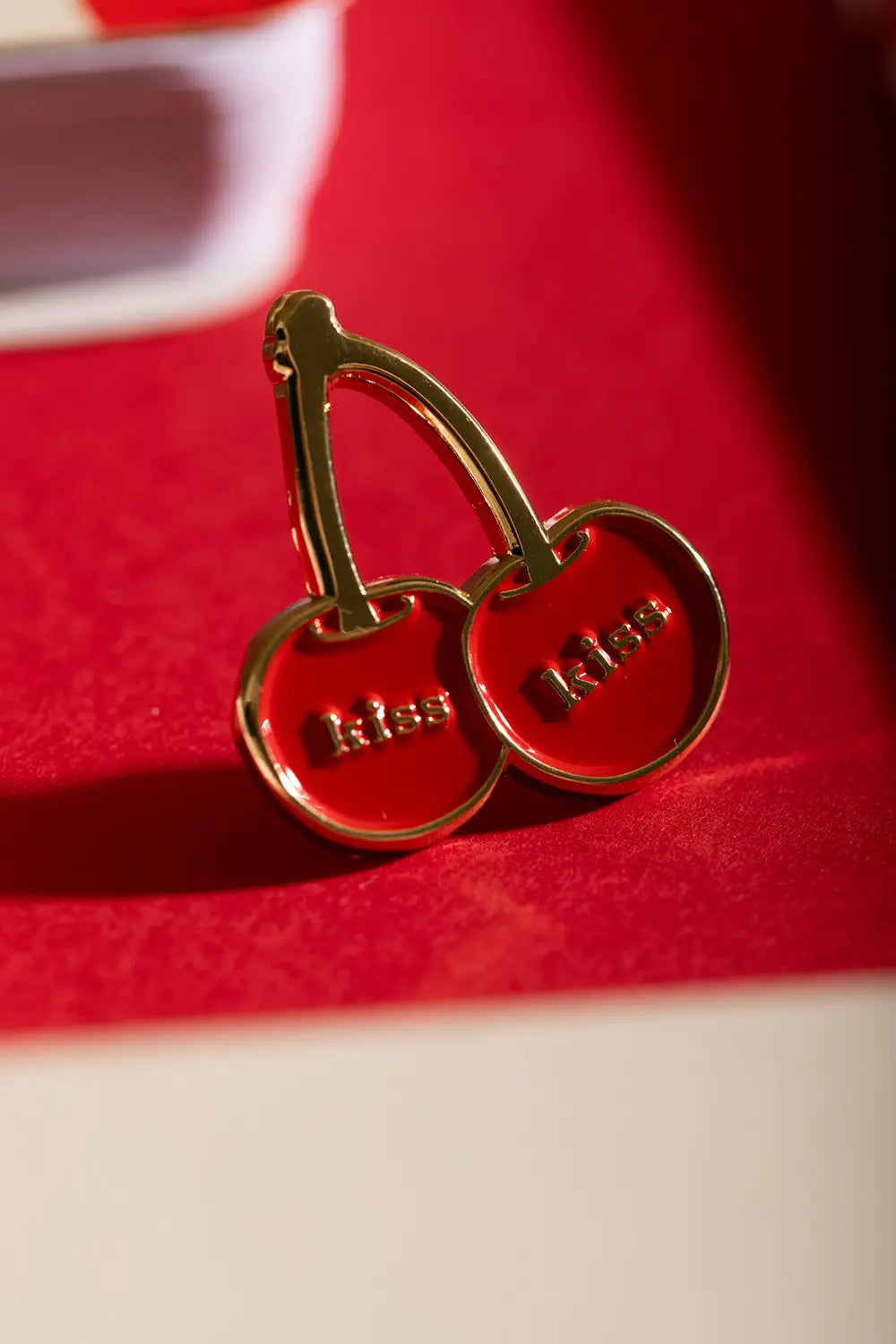 all-the-ways-to-say-kiss-kiss-pin-kirsche-goldemaille image 3