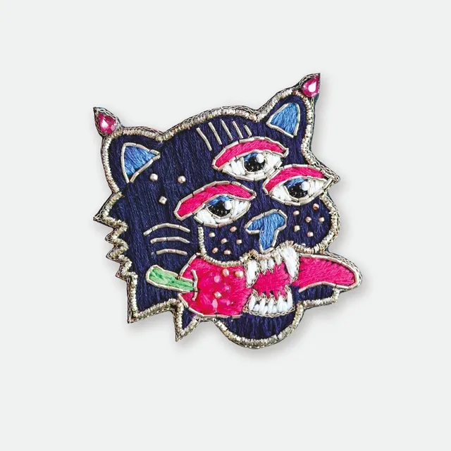all-the-ways-to-say-mexican-tiger-brosche-handgestickt-65mm image 1