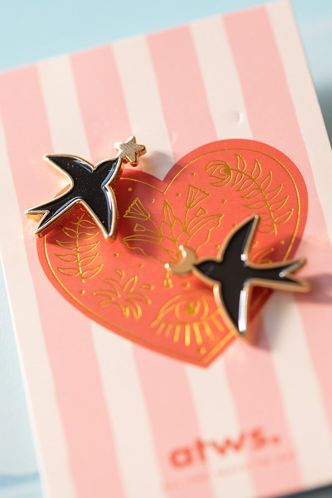 all-the-ways-to-say-swallows-duo-pin-emaille-schwalben image 4