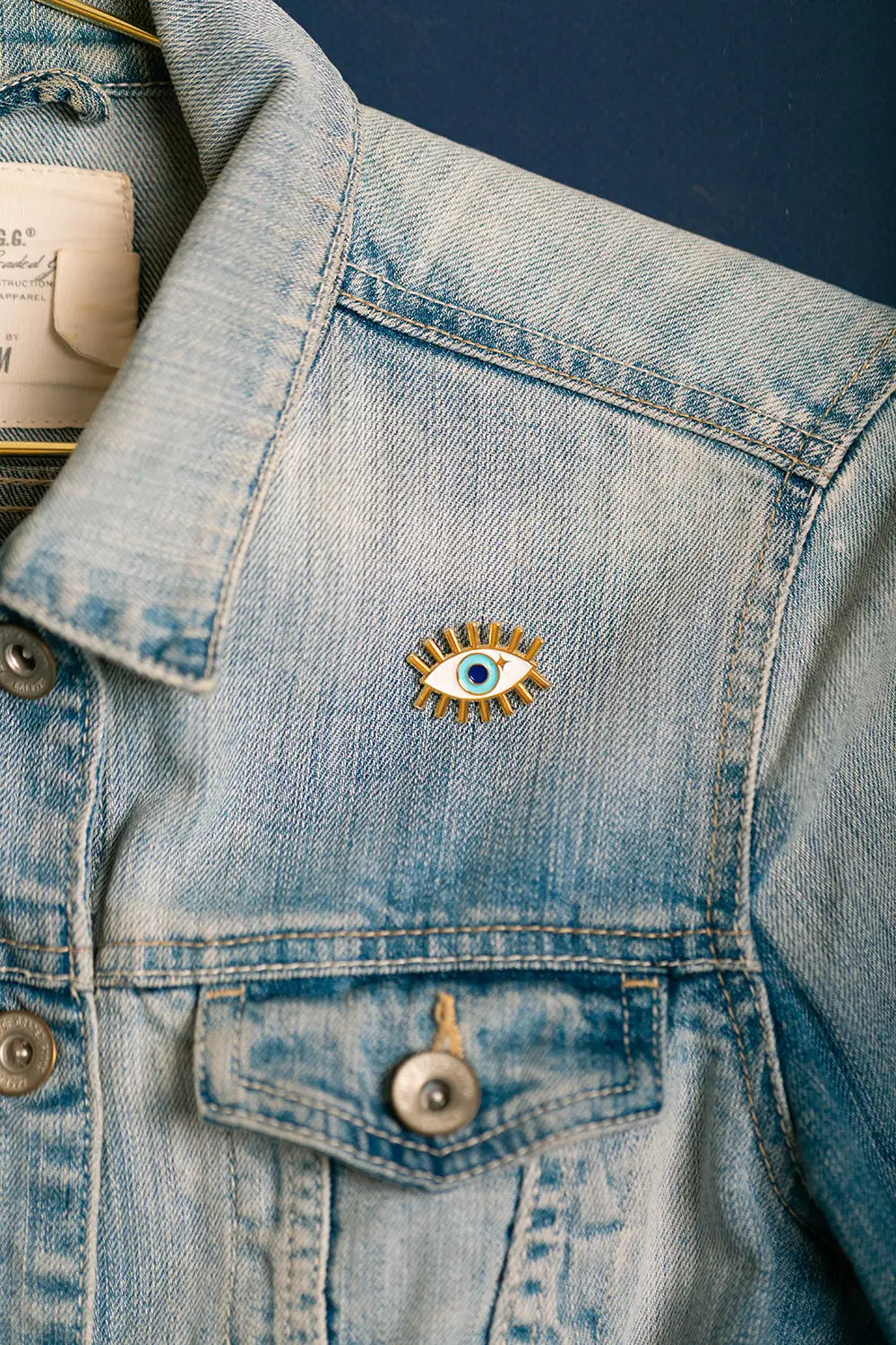 all-the-ways-to-say-blue-eye-emaille-pin-gold-blaues-auge image 3