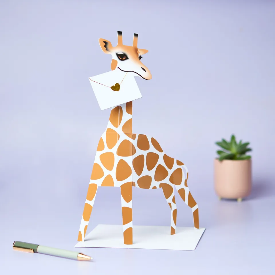 otter-house-special-delivery-giraffe-grusskarte-hi-3d image 1
