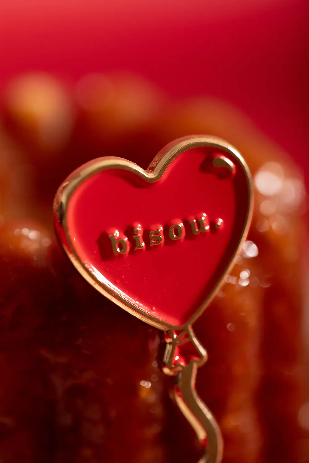 all-the-ways-to-say-bisou-emaille-pin-herzballon-rot image 2