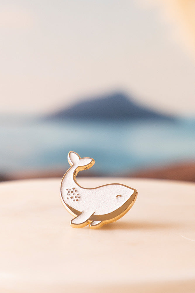 all-the-ways-to-say-white-whale-pin-wal-emaille-23mm image 2