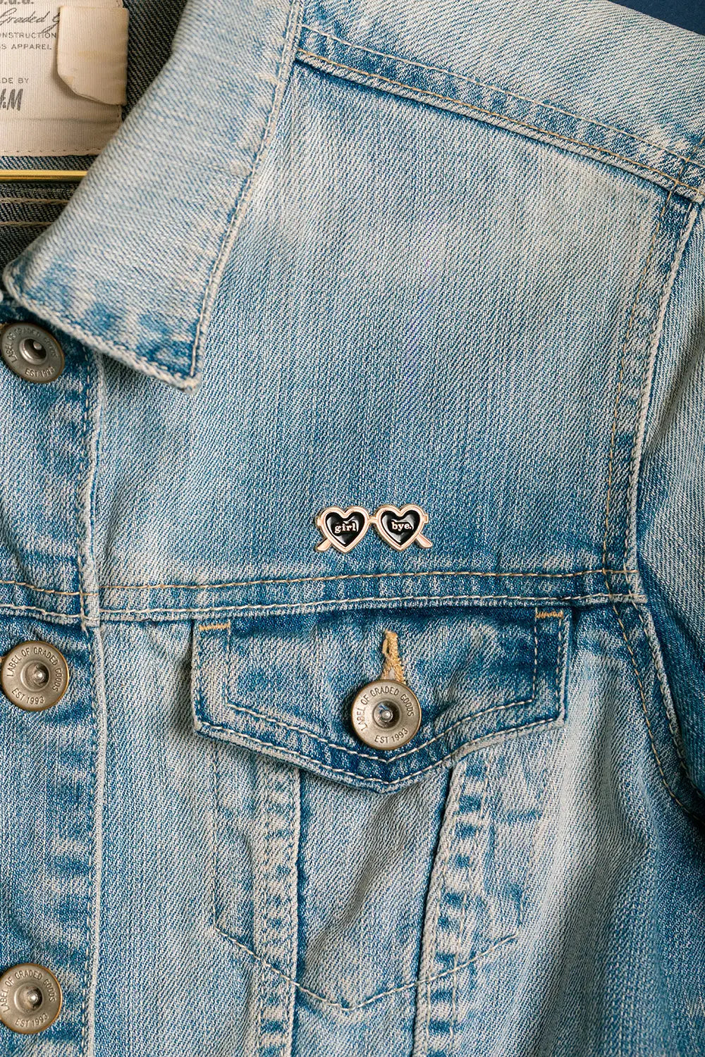 all-the-ways-to-say-girl-bye-emaille-pin-herzbrille-rosa image 3