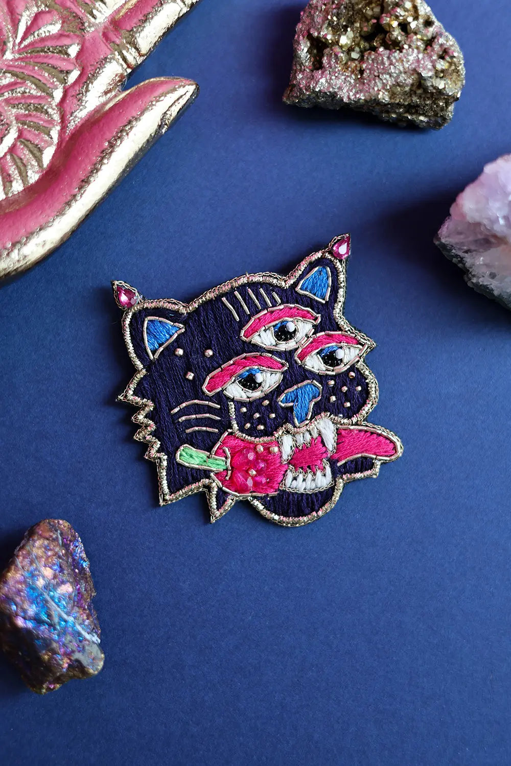 all-the-ways-to-say-mexican-tiger-brosche-handgestickt-65mm image 2