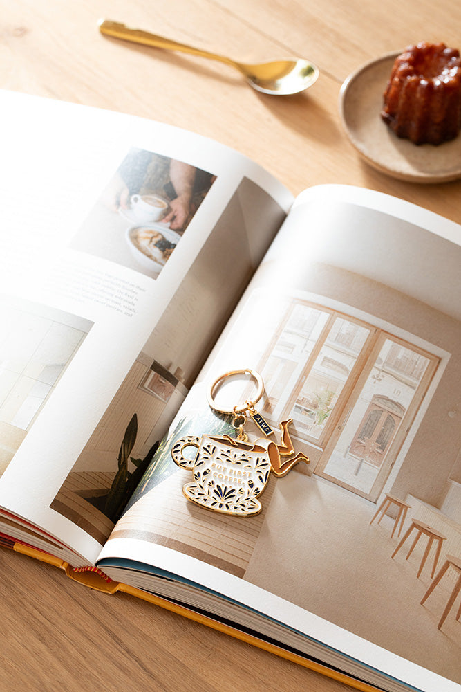 all-the-ways-to-say-but-first-coffee-keychain-kaffee-emaille image 3