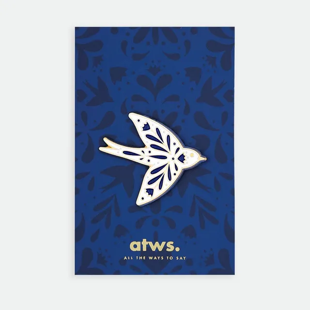 all-the-ways-to-say-swallow-pin-anstecker-gold-emaille-schwalbe image 1