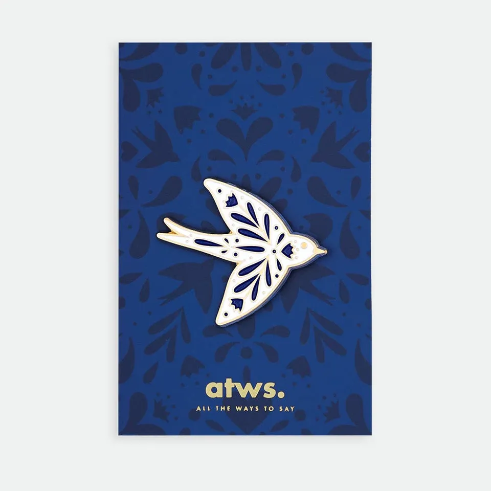 all-the-ways-to-say-swallow-pin-anstecker-gold-emaille-schwalbe image 1