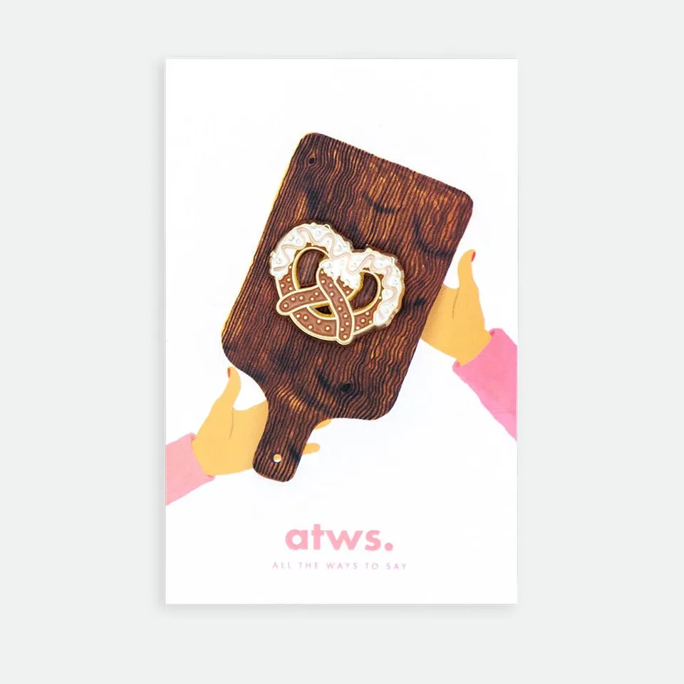 all-the-ways-to-say-bretzel-pin-anstecker-vergoldet-emaille image 1