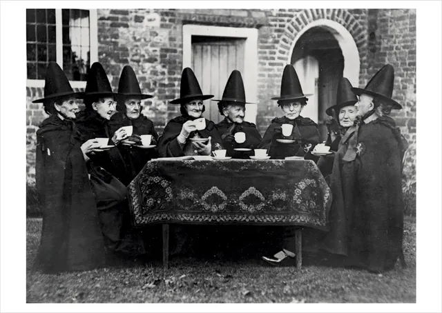 pomegranate-postcards-witches-coven-postkarte-humor image 1