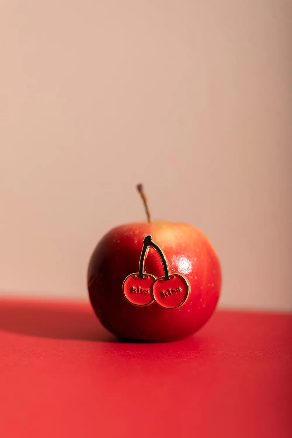 all-the-ways-to-say-kiss-kiss-pin-kirsche-goldemaille image 2