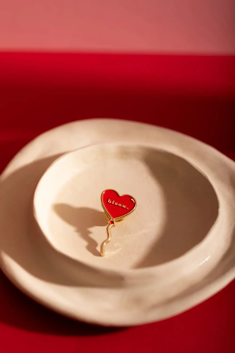 all-the-ways-to-say-bisou-emaille-pin-herzballon-rot image 6