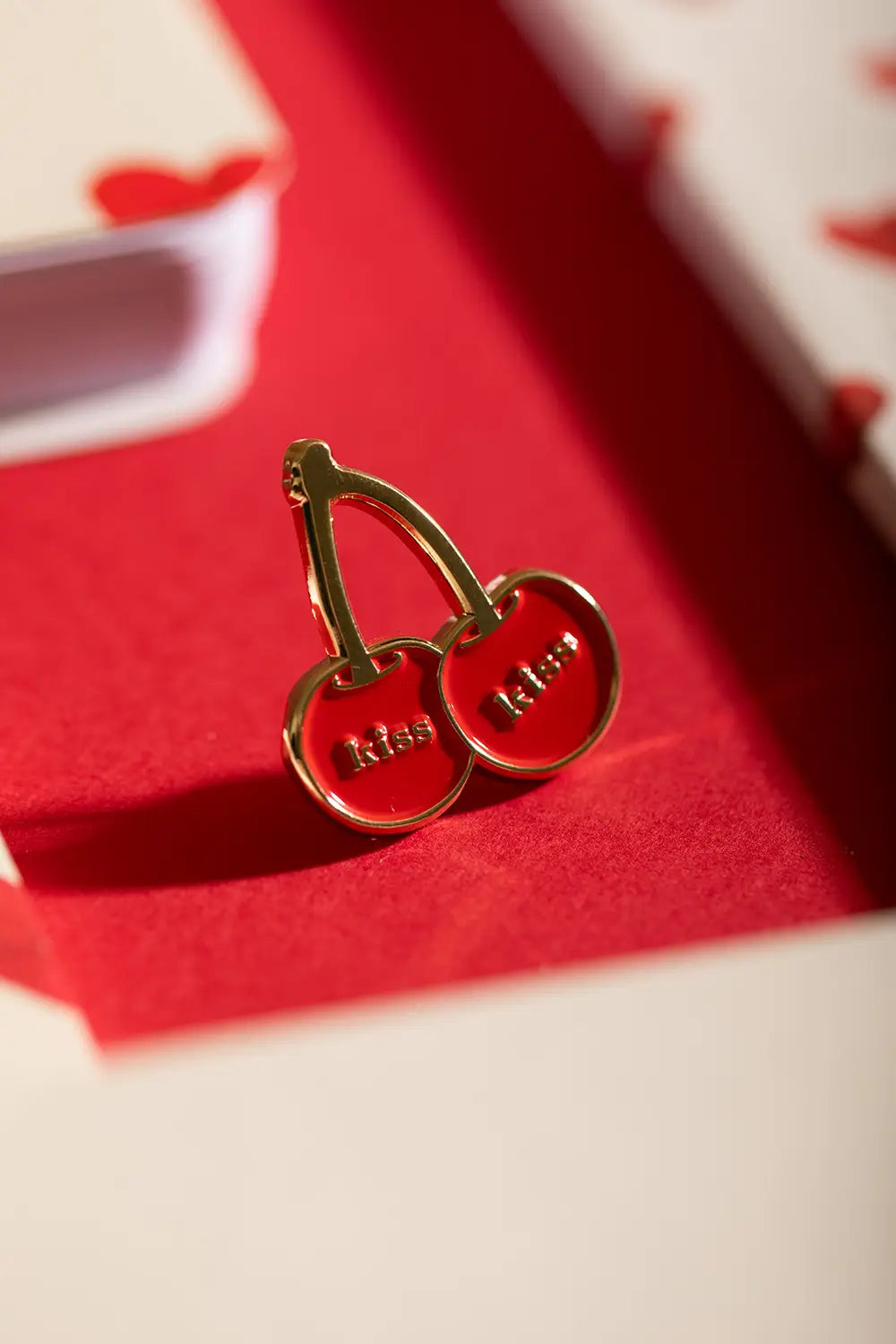 all-the-ways-to-say-kiss-kiss-pin-kirsche-goldemaille image 4
