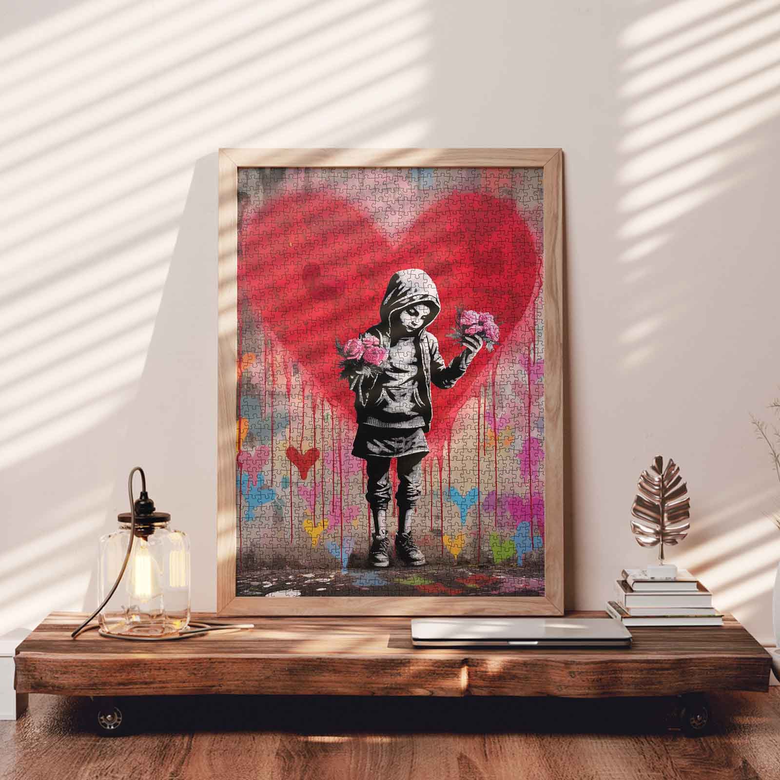 tucocoo-girl-holding-roses-puzzle-1000-teile-herz-graffiti image 3