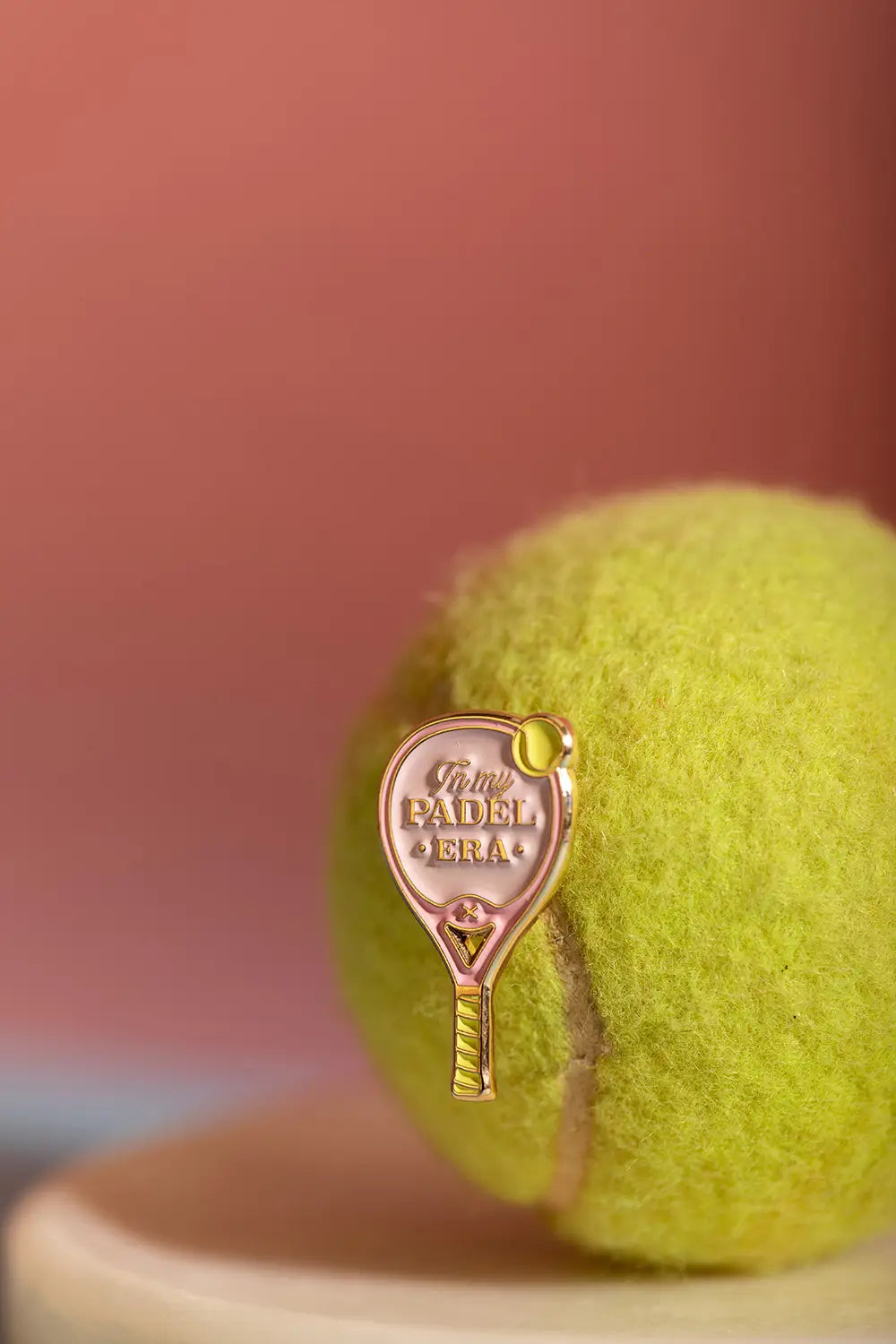 all-the-ways-to-say-padel-era-pin-emaille-gold-17x31-mm image 2