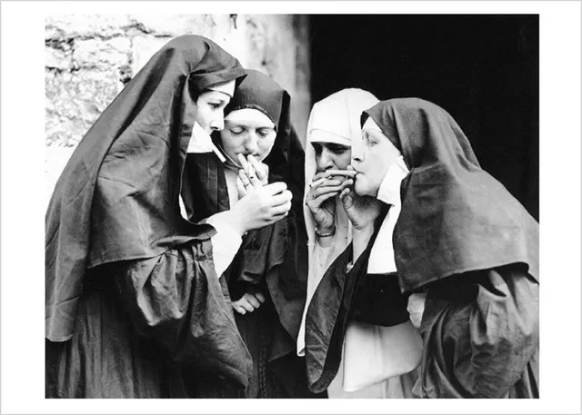 pomegranate-smoking-nuns-postkarte-humor-vintage-motiv image 1